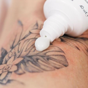 Avene Cicalfate+ Emulsión Reparadora Calma Hidrata y Repara la Piel Debilitada Tras Procedimientos Dermatológicos o Tatuajes 40 ml